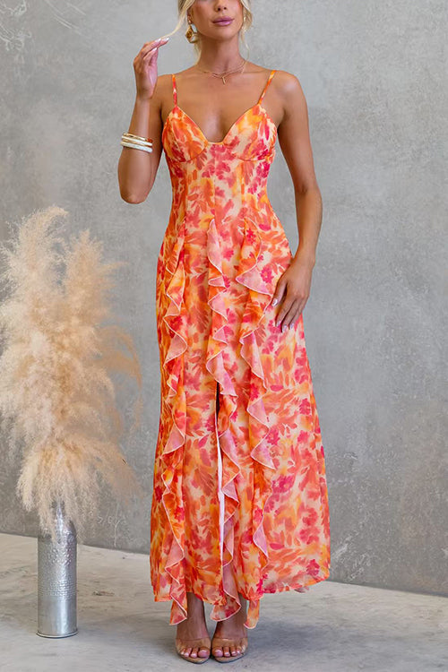 Vestido maxi tipo cami con espalda descubierta, recortes, estampado floral, volante y abertura lateral