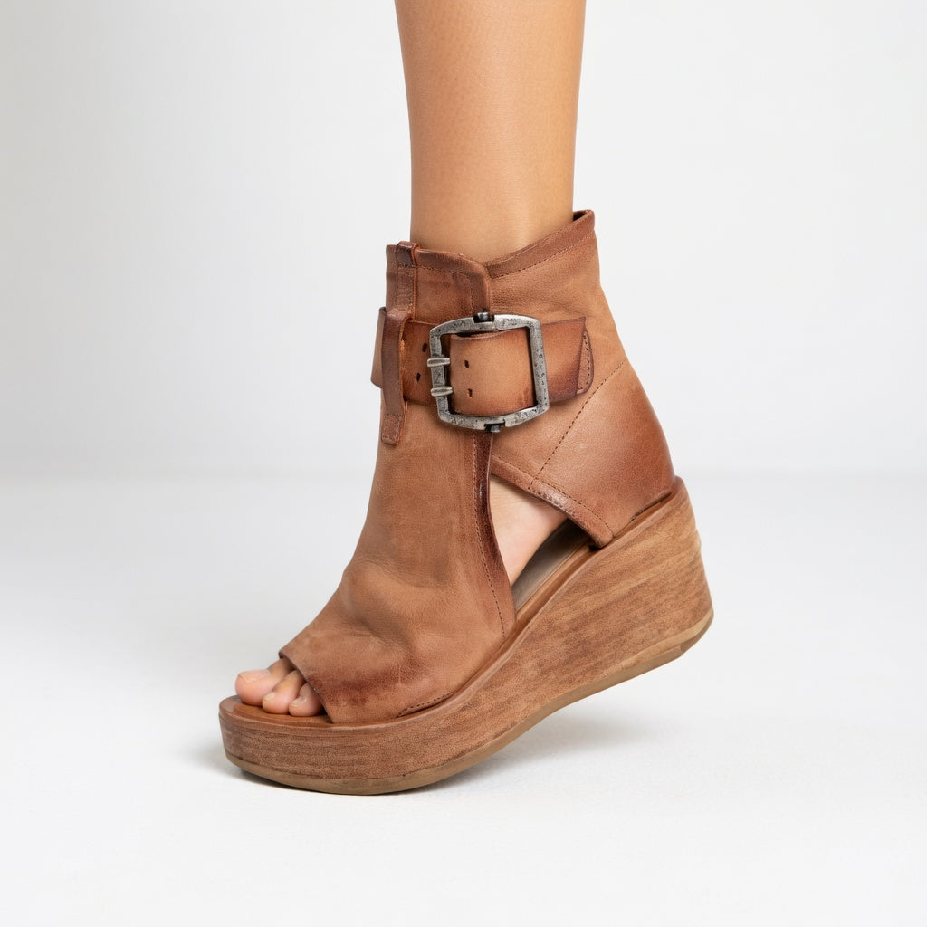 Violeta | Botines con cuña y punta abierta en estilo moderno